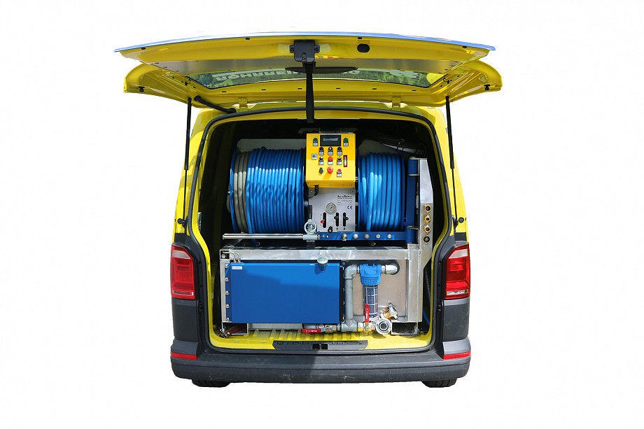 Rohrreinigung Auto hinten Freigestellt